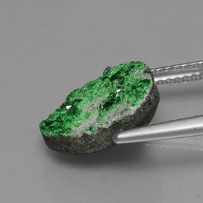 6.25克拉天然钙铬榴石石榴石晶簇，花式切割，不透明