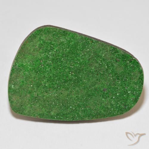 77.73ct 天然 亮绿色 钙铬榴石石榴石晶簇, 花式切割, 不透明