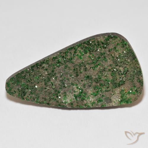 72.20ct 天然 Deep Earthy Green 钙铬榴石石榴石晶簇, 花式切割, 不透明