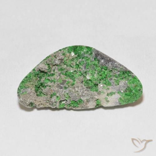 18.60ct 天然 Deep Earthy Green 钙铬榴石石榴石晶簇, 花式切割, 不透明