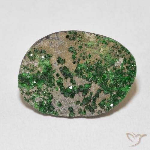 16.55ct 天然 Deep Earthy Green 钙铬榴石石榴石晶簇, 花式切割, 不透明