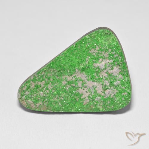 52.58ct 天然 绿色 钙铬榴石石榴石晶簇, 胖三角形, 不透明