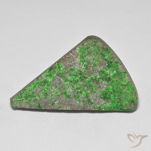 54.05ct 天然 青柠绿 钙铬榴石石榴石晶簇, 花式切割, 不透明