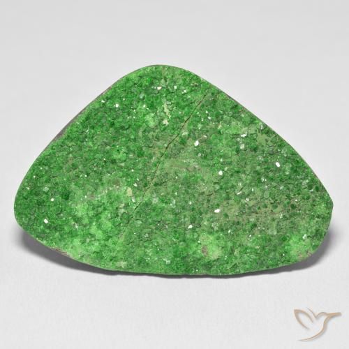 74.64ct 天然 绿色 钙铬榴石石榴石晶簇, 花式切割, 不透明