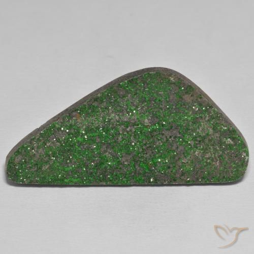 58.67ct 天然 深绿色 钙铬榴石石榴石晶簇, 花式切割, 不透明