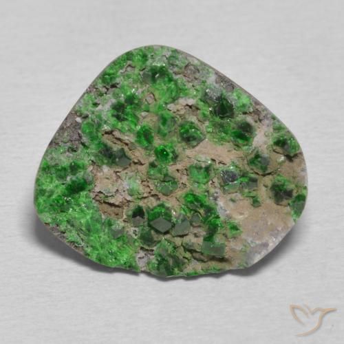 12.73ct 天然 暗绿色 钙铬榴石石榴石晶簇, 花式切割, 不透明