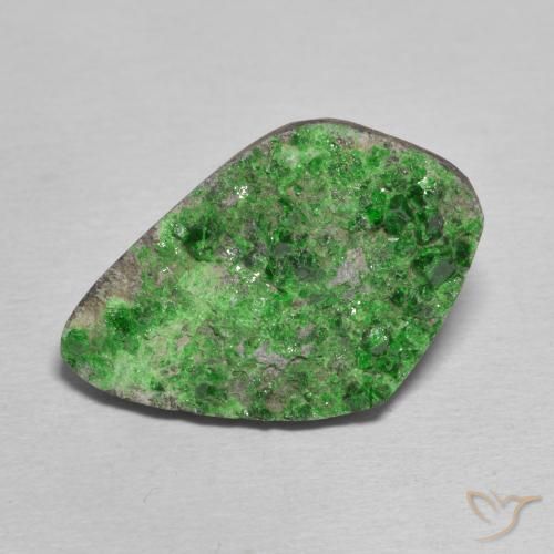 21.40ct 天然 暗绿色 钙铬榴石石榴石晶簇, 花式切割, 不透明