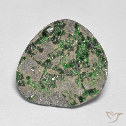 15.49ct 天然 淡松绿色 钙铬榴石石榴石晶簇, 花式切割, 不透明