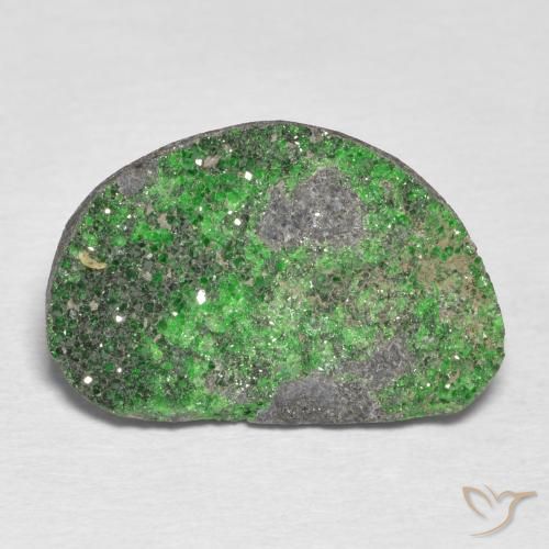 8.71ct 天然 青柠绿 钙铬榴石石榴石晶簇, 花式切割, 不透明