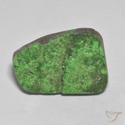 37.20ct 天然 松绿 钙铬榴石石榴石晶簇, 花式切割, 不透明
