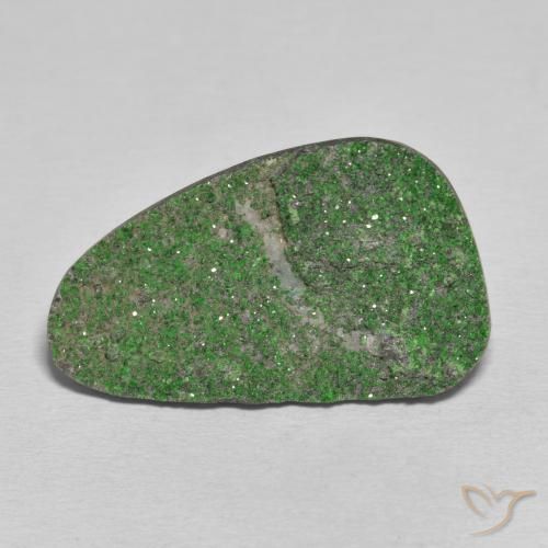 31.31ct 天然 淡松绿色 钙铬榴石石榴石晶簇, 花式切割, 不透明