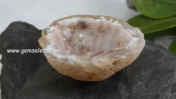 53.84克拉天然玛瑙晶洞，花式切割，不透明