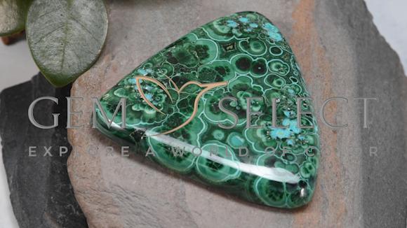 121.07克拉天然硅孔雀石，胖三角形，不透明